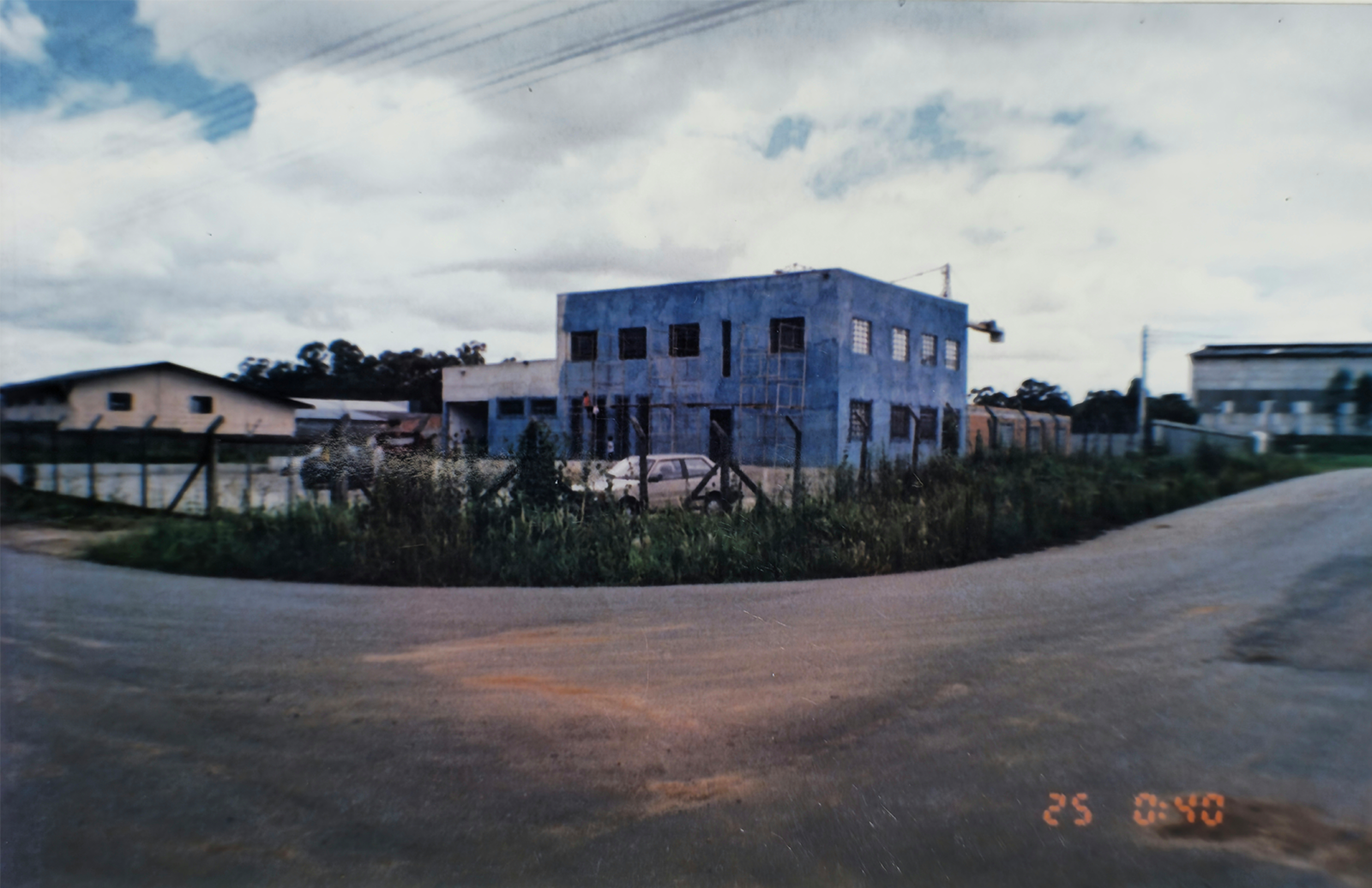 Fábrica da Santa Ângela na fase inicial, prédio azul em bairro industrial.