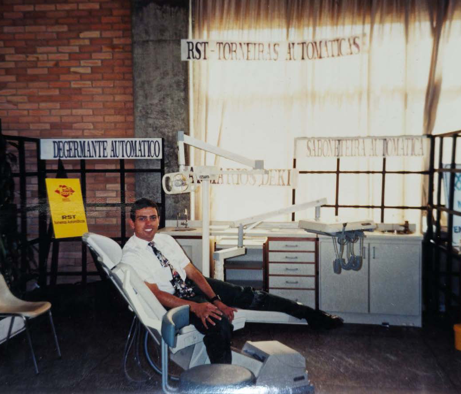 Estande de demonstração com equipamentos e aço inox, etapa de descoberta do material.